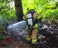 Brandweer blust brand in bosjes