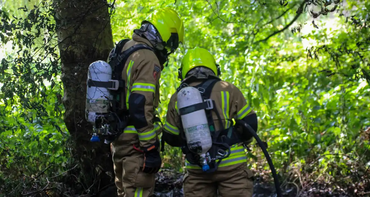 Brandweer blust brand in bosjes - Foto 1