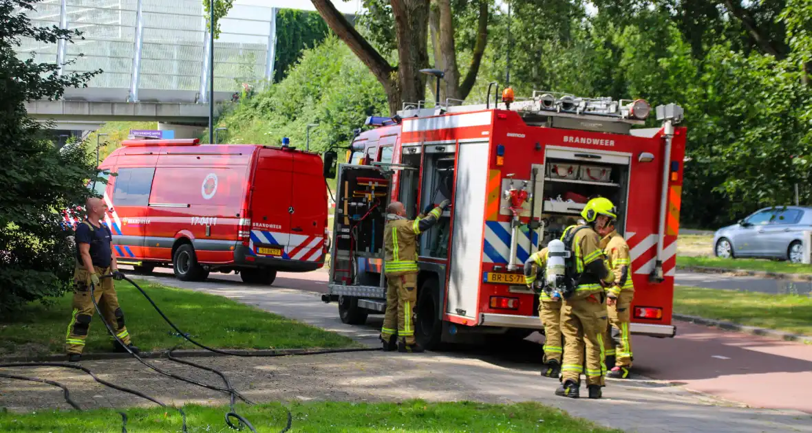 Brandweer blust brand in bosjes - Foto 10