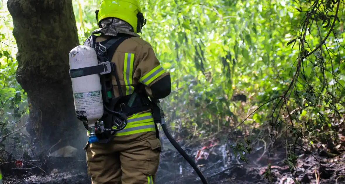 Brandweer blust brand in bosjes - Foto 11