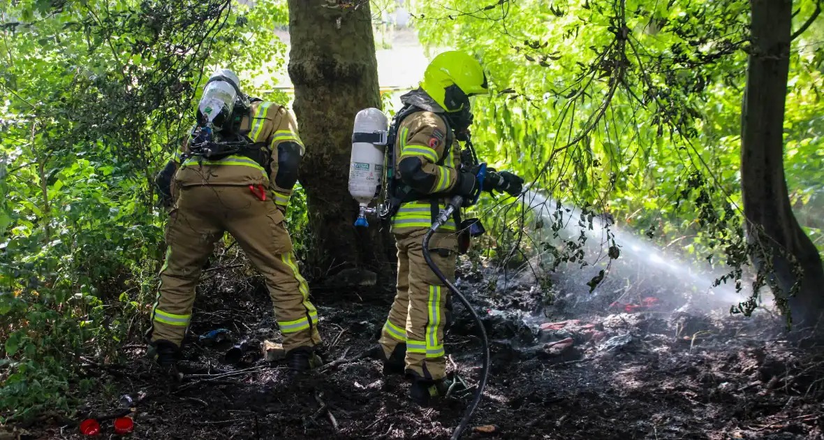 Brandweer blust brand in bosjes - Foto 2