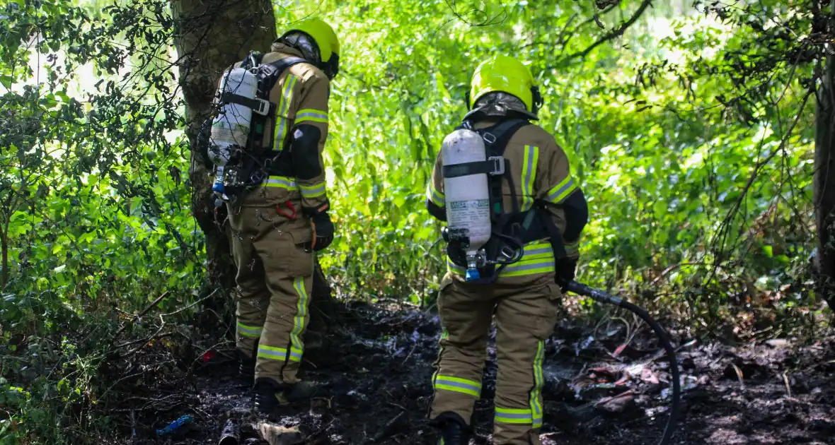 Brandweer blust brand in bosjes - Foto 3