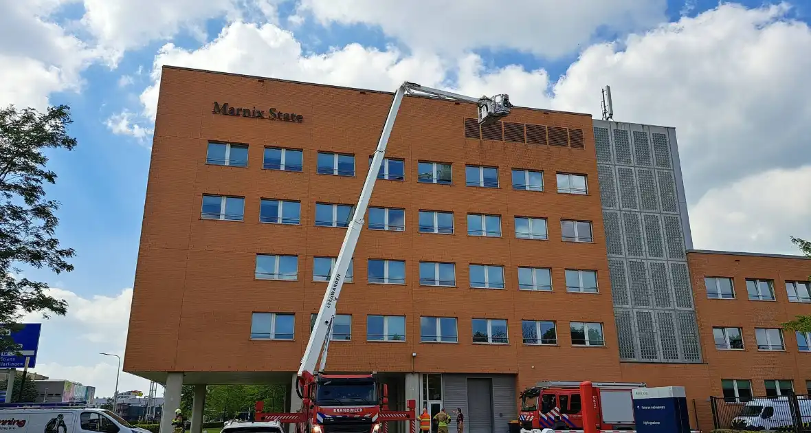 Brand op dak kantoorgebouw tijdens werkzaamheden