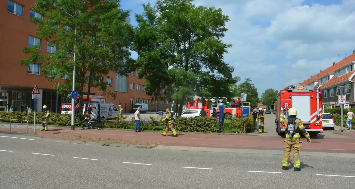 Brand op dak kantoorgebouw tijdens werkzaamheden - Foto 1