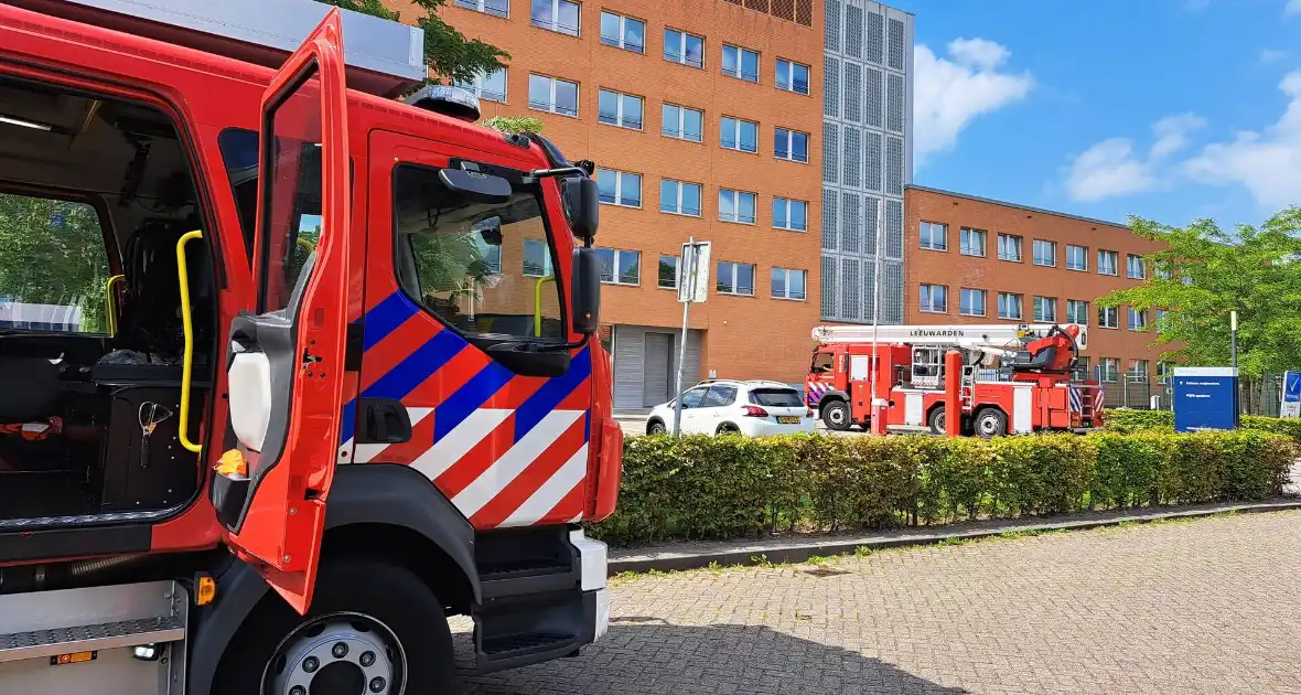 Brand op dak kantoorgebouw tijdens werkzaamheden - Foto 5