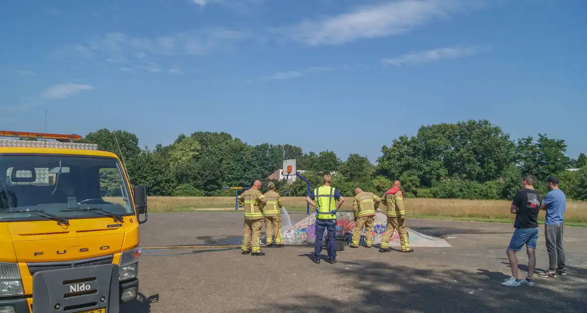 Brandweer in actie voor brandende band