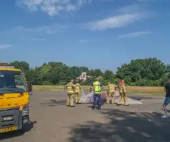 Brandweer in actie voor brandende band