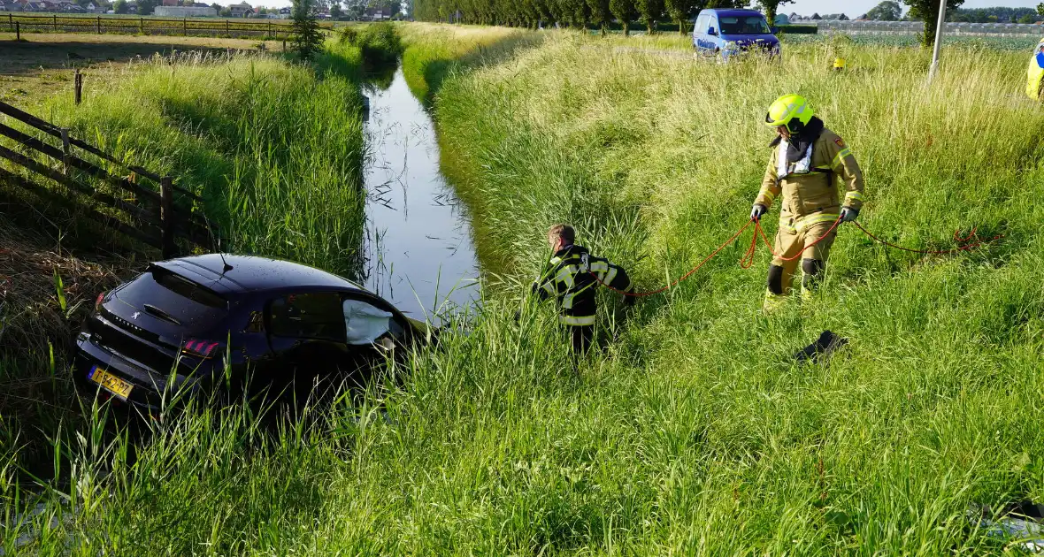 Auto belandt in sloot na botsing op kruising