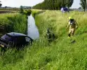 Auto belandt in sloot na botsing op kruising