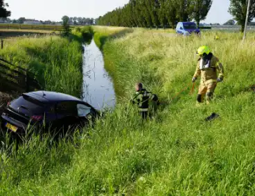 Auto belandt in sloot na botsing op kruising