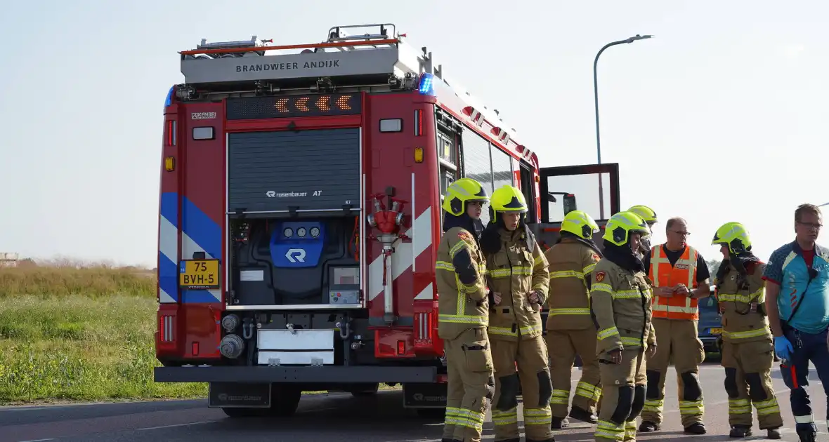 Auto belandt in sloot na botsing op kruising - Foto 1