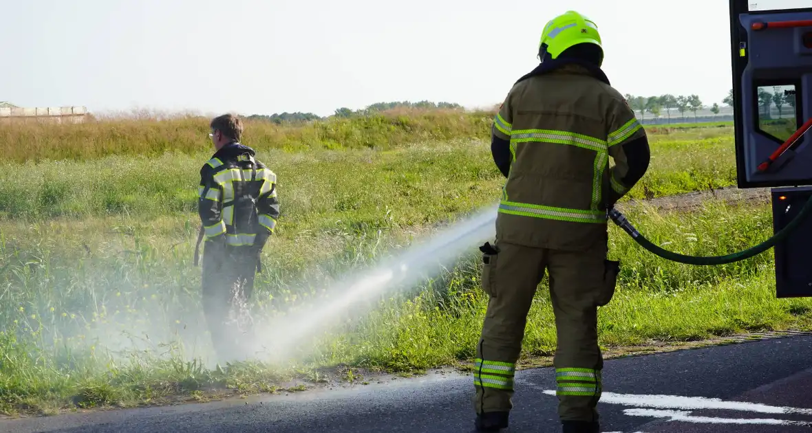 Auto belandt in sloot na botsing op kruising - Foto 10