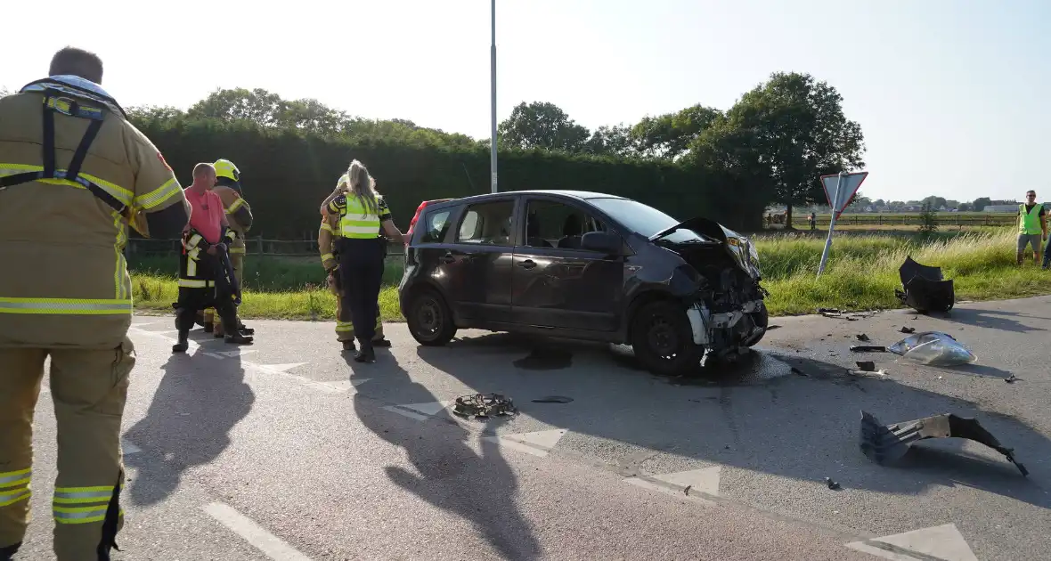 Auto belandt in sloot na botsing op kruising - Foto 11