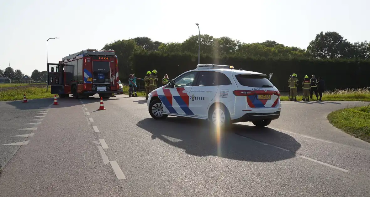 Auto belandt in sloot na botsing op kruising - Foto 12