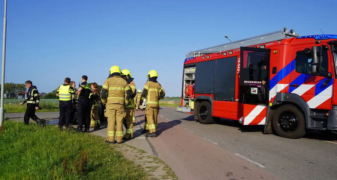 Auto belandt in sloot na botsing op kruising - Foto 2