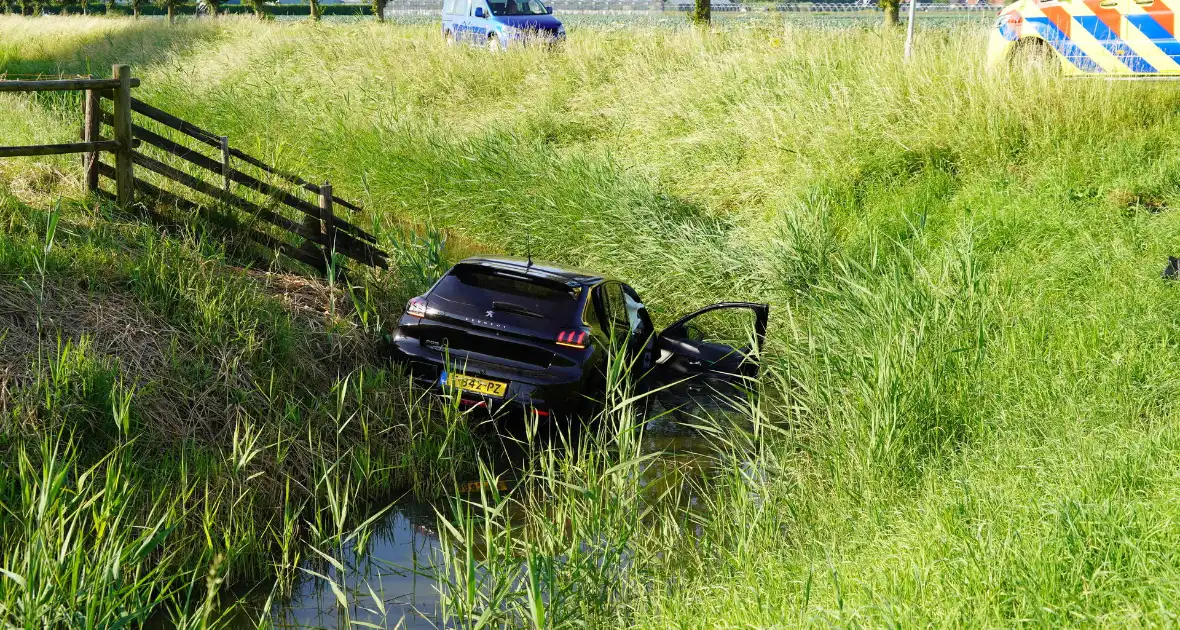 Auto belandt in sloot na botsing op kruising - Foto 3