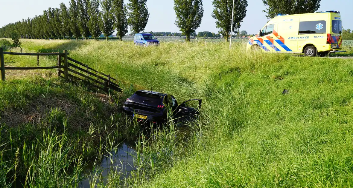 Auto belandt in sloot na botsing op kruising - Foto 4