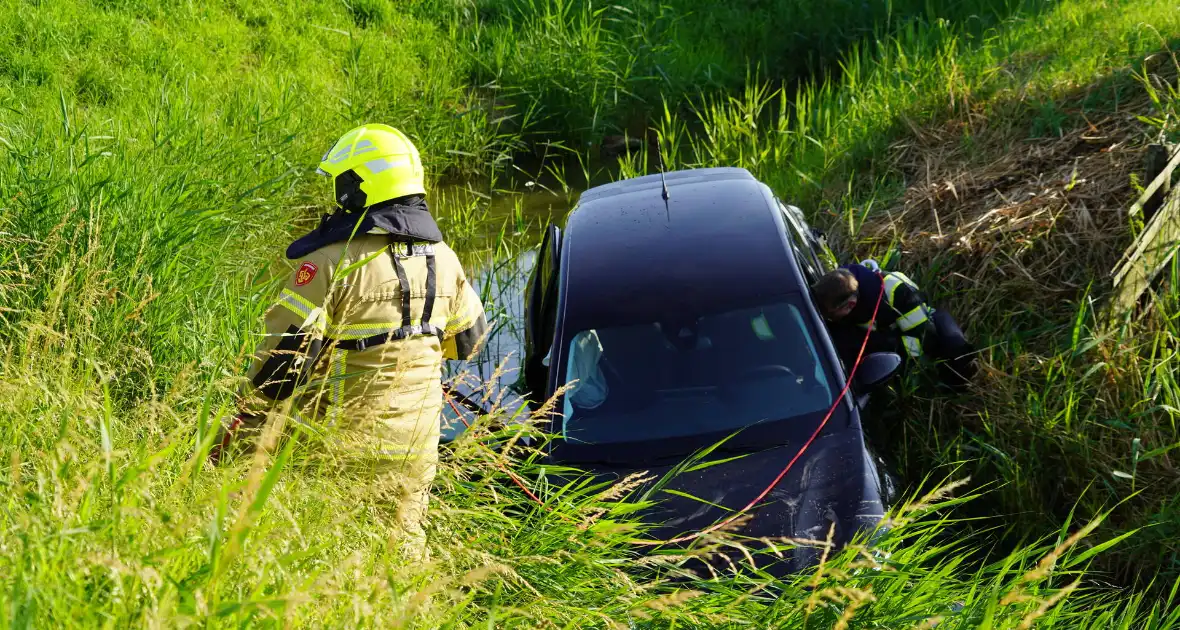 Auto belandt in sloot na botsing op kruising - Foto 8