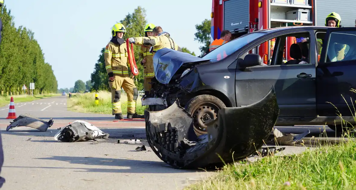 Auto belandt in sloot na botsing op kruising - Foto 9