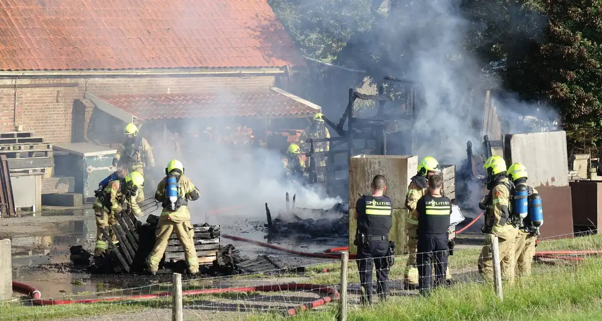 Afvalverbranding breidt zich uit bij boerderij