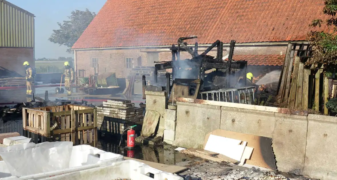 Afvalverbranding breidt zich uit bij boerderij - Foto 2