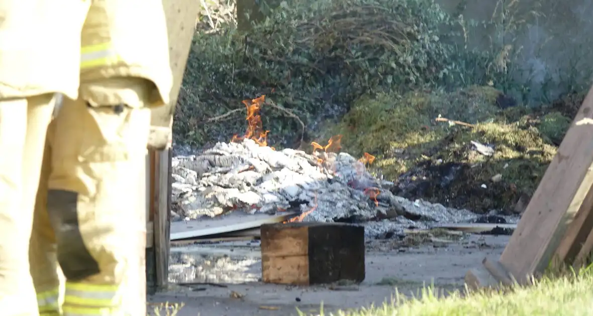 Afvalverbranding breidt zich uit bij boerderij - Foto 3