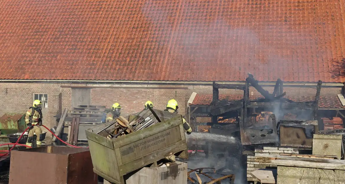 Afvalverbranding breidt zich uit bij boerderij - Foto 4