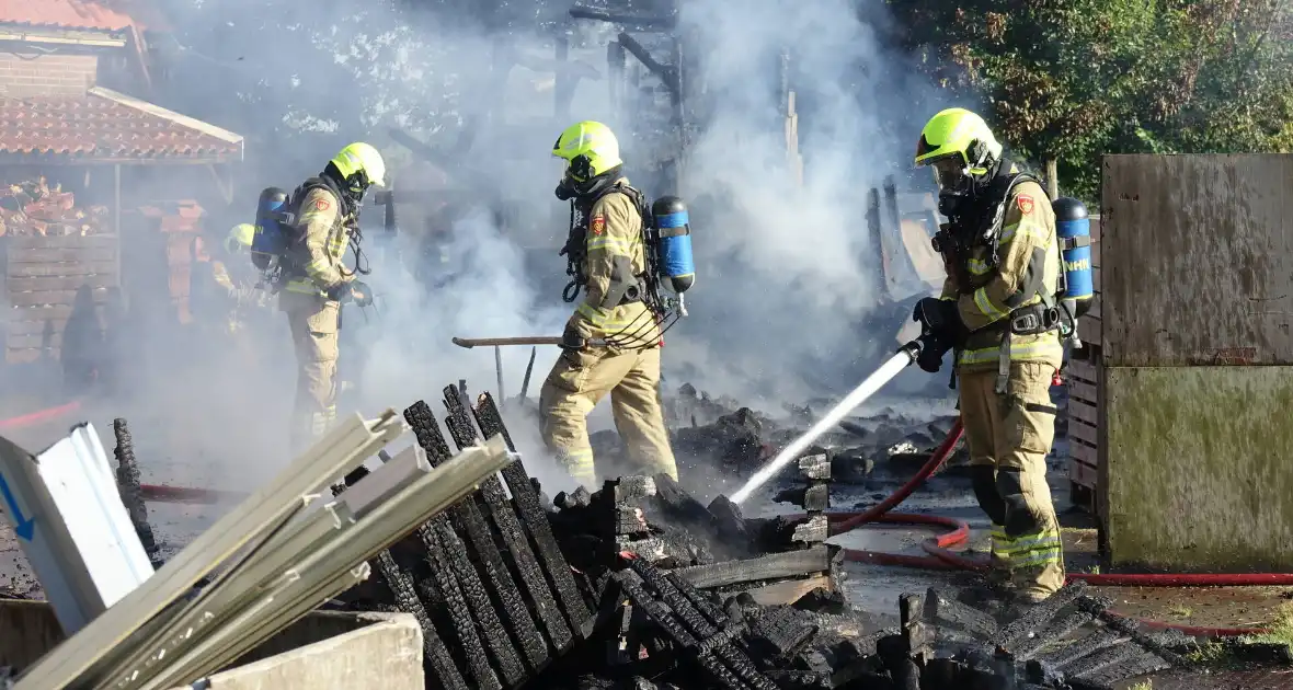 Afvalverbranding breidt zich uit bij boerderij - Foto 6