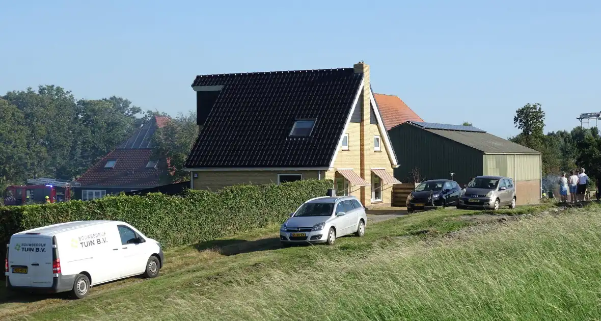 Afvalverbranding breidt zich uit bij boerderij - Foto 7