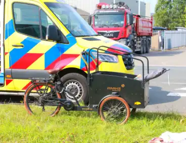 Bakfiets bestuurder gewond bij aanrijding met bestelbus