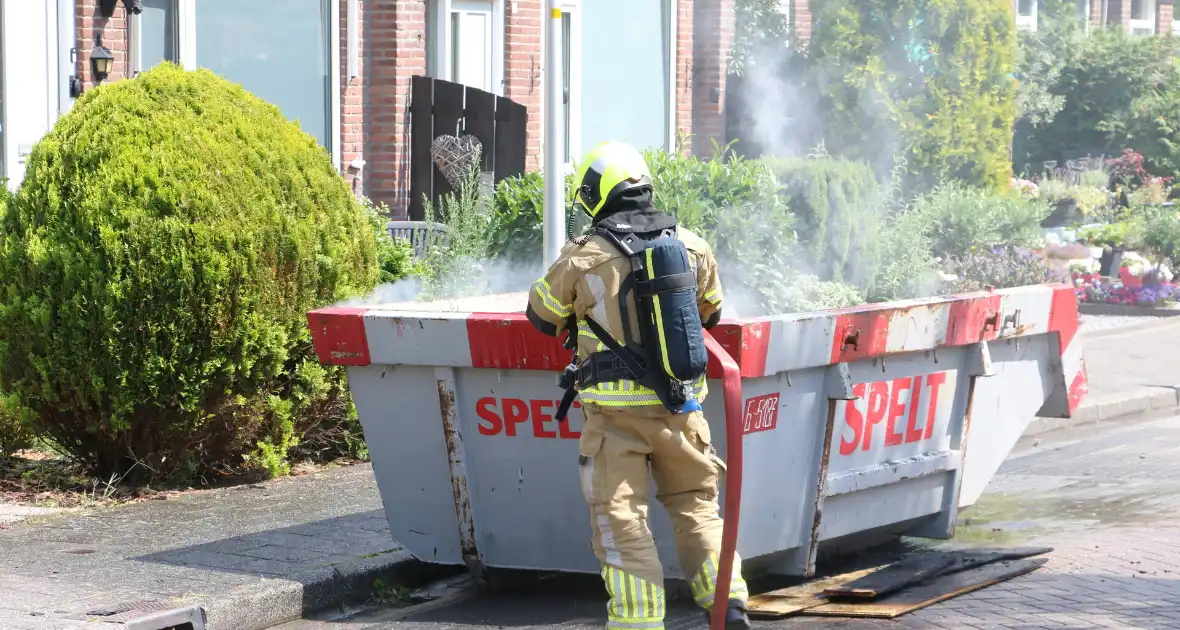 Brandweer ingezet voor brandende bouwcontainer