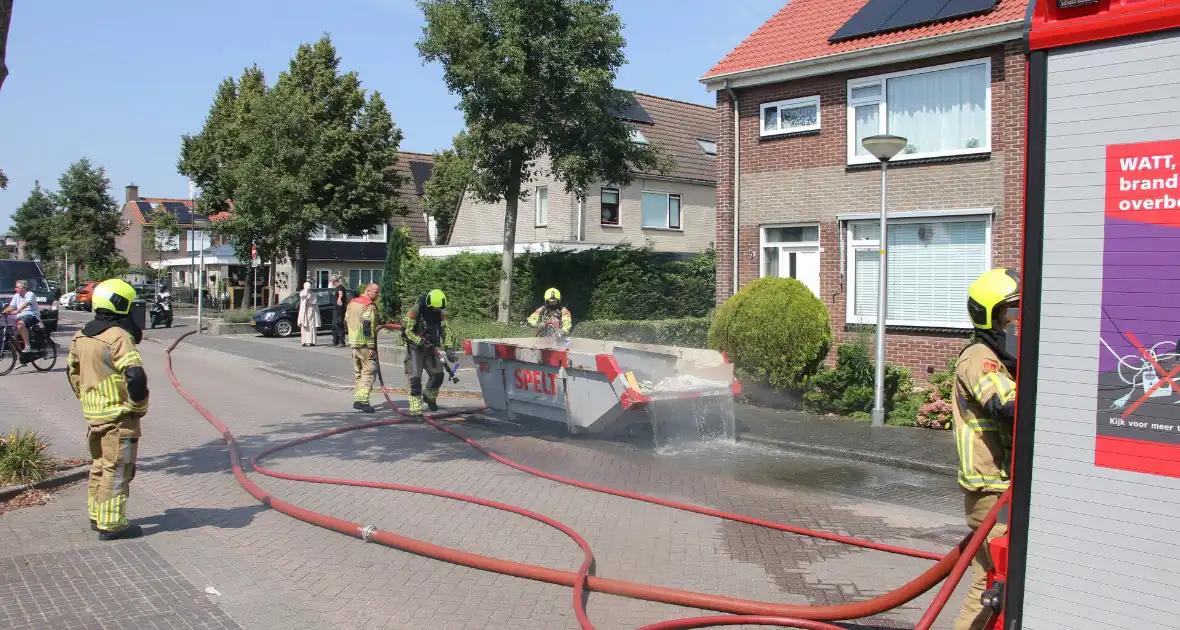 Brandweer ingezet voor brandende bouwcontainer - Foto 6