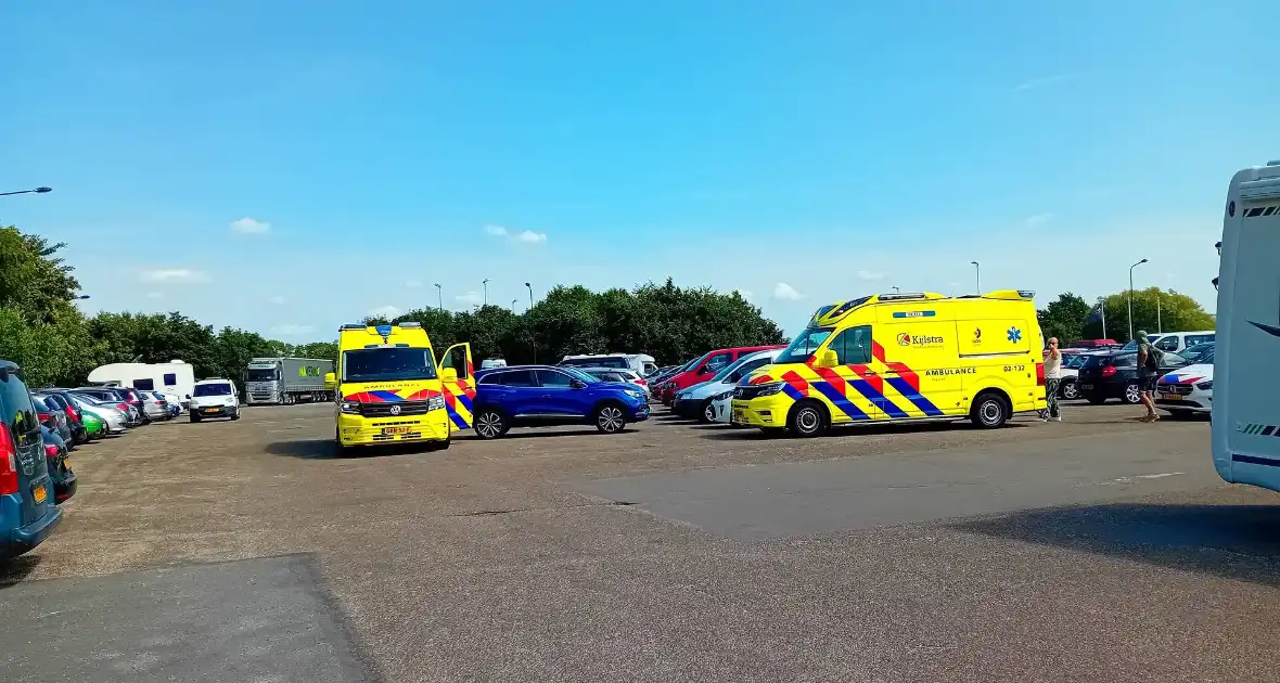 Persoon vervoerd met ambulance na verkeersongeval - Foto 1