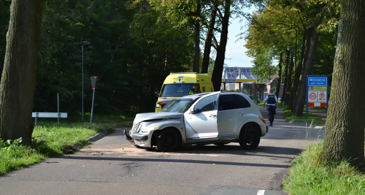 Auto zwaar beschadigd na ongeval met boom