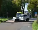 Auto zwaar beschadigd na ongeval met boom