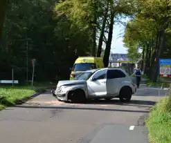 Auto zwaar beschadigd na ongeval met boom