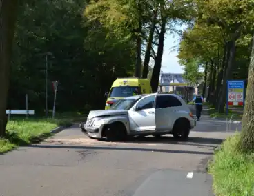 Auto zwaar beschadigd na ongeval met boom