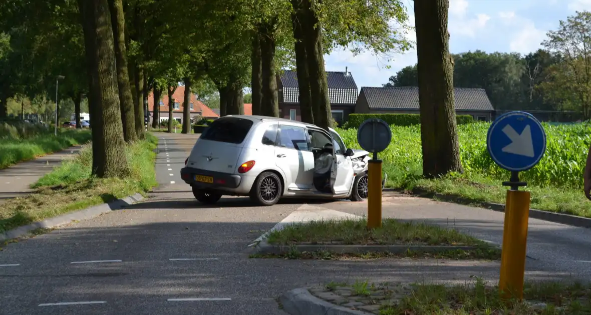 Auto zwaar beschadigd na ongeval met boom - Foto 1