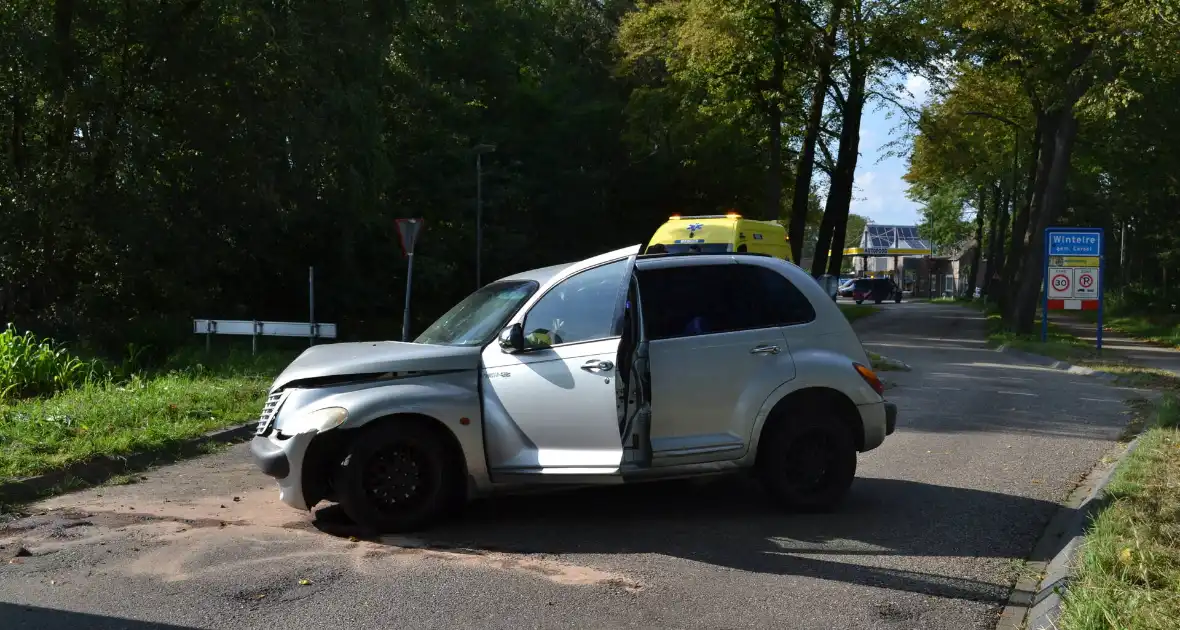 Auto zwaar beschadigd na ongeval met boom - Foto 2