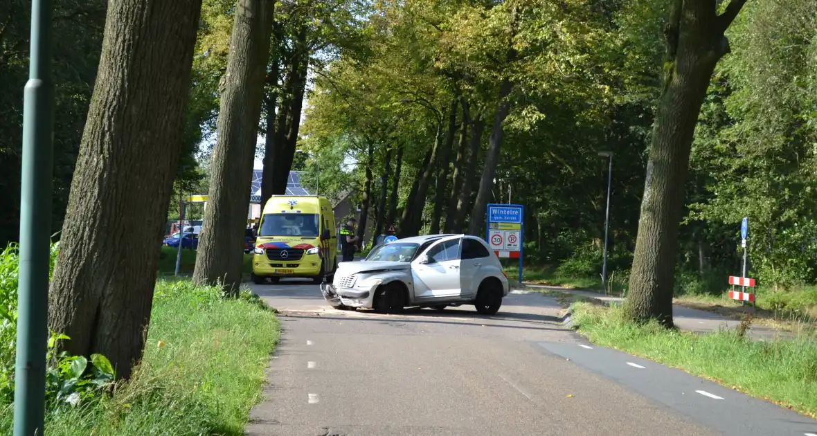 Auto zwaar beschadigd na ongeval met boom - Foto 3