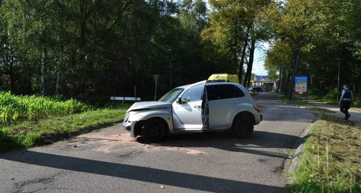 Auto zwaar beschadigd na ongeval met boom - Foto 4