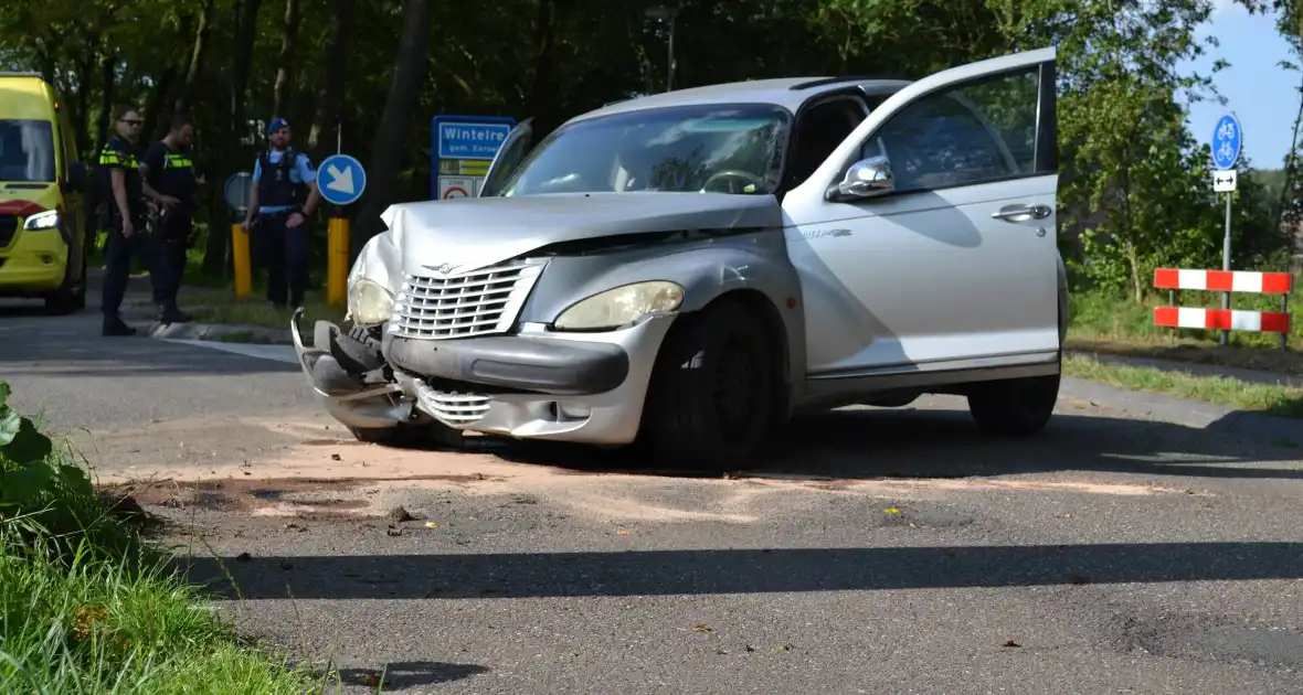 Auto zwaar beschadigd na ongeval met boom - Foto 6