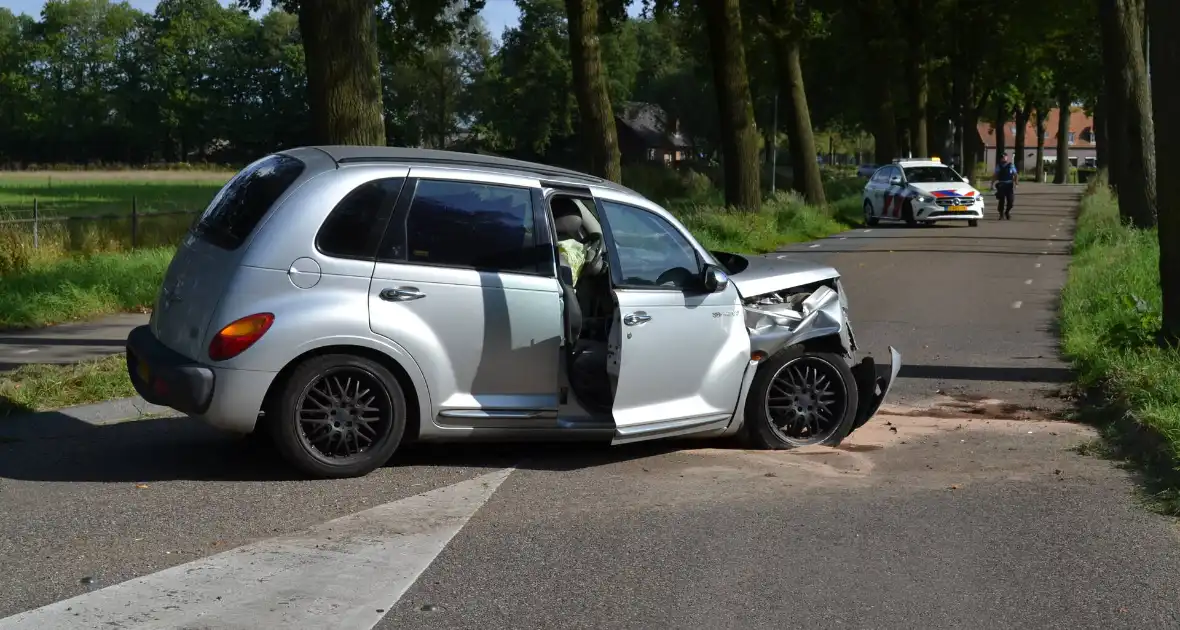 Auto zwaar beschadigd na ongeval met boom - Foto 7