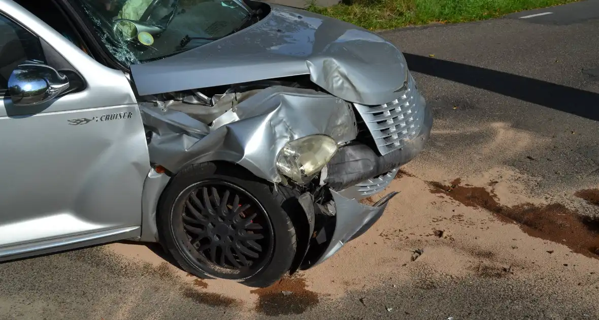 Auto zwaar beschadigd na ongeval met boom - Foto 8