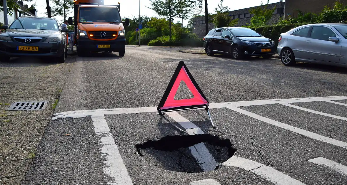 Weg gedeeltelijk dichtgezet voor gat in de weg - Foto 1