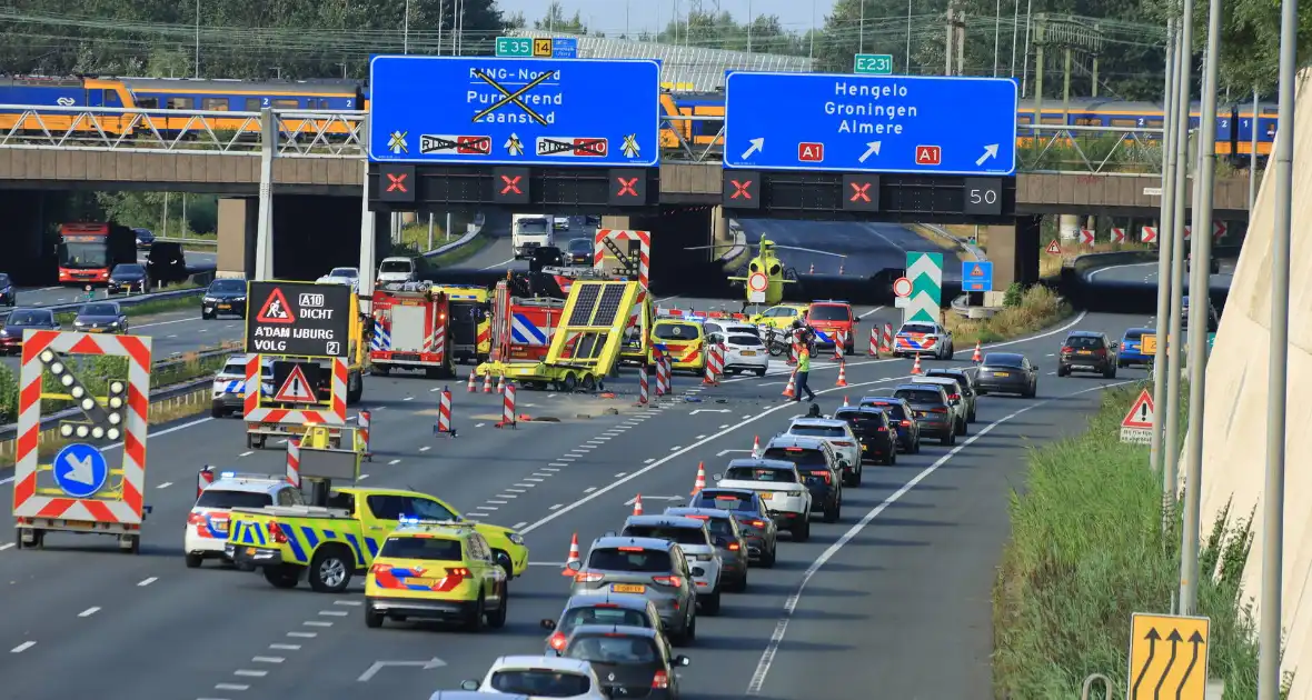 Traumateam ingezet voor taxi die op pijlwagen klapt