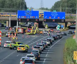 Traumateam ingezet voor taxi die op pijlwagen klapt