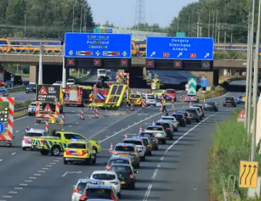 Traumateam ingezet voor automobilist die op pijlwagen klapt