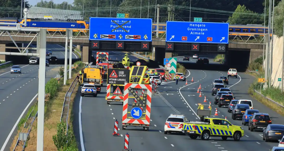 Traumateam ingezet voor automobilist die op pijlwagen klapt - Foto 1