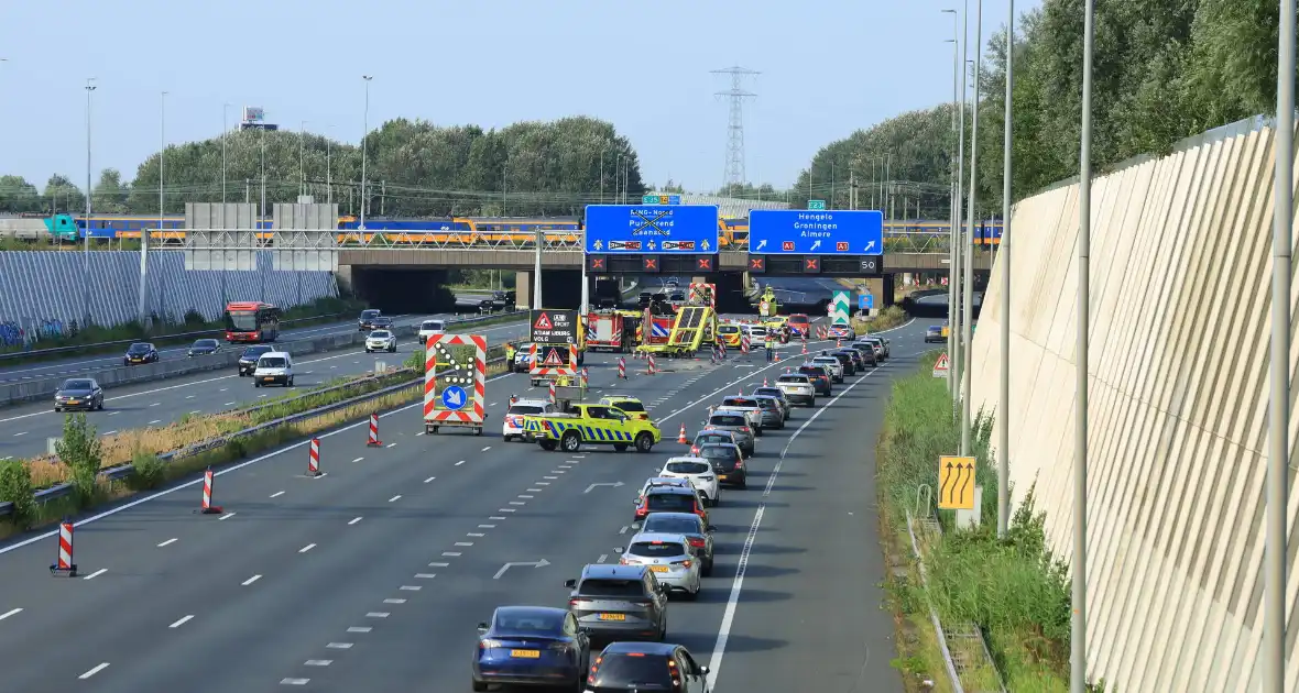 Traumateam ingezet voor taxi die op pijlwagen klapt - Foto 2